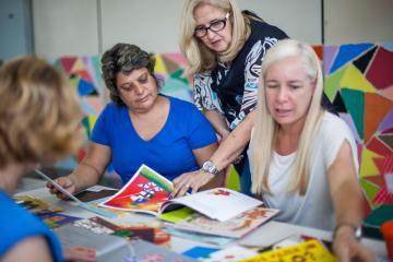 Coordenadora da EE Professora Regiane do Carmo Monteiro, em SP, em reunião com os docentes