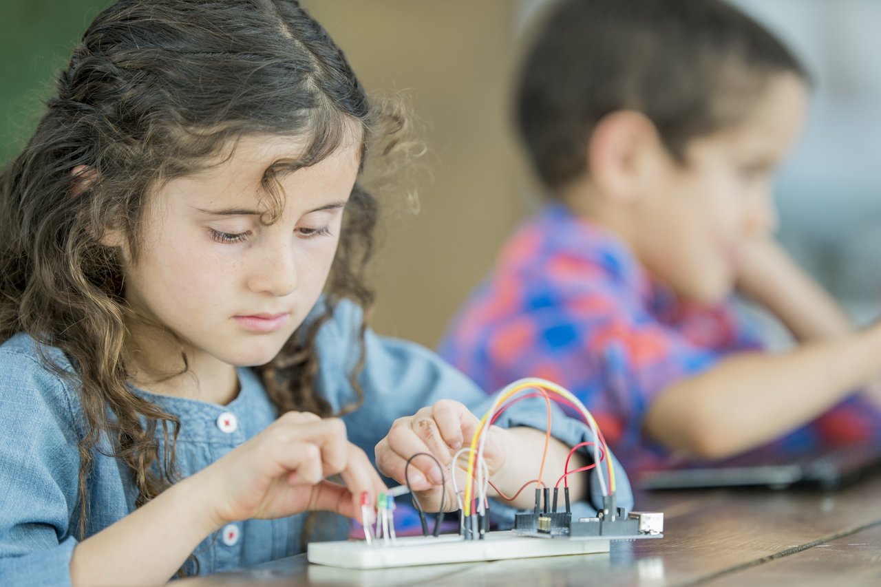 Menina monta circuito em sala de aula