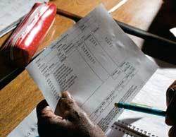 PÉ NA REALIDADE Trabalho com materiais do cotidiano, como o contracheque, ajuda a dar sentido às operações. Foto: Léo Drumond
