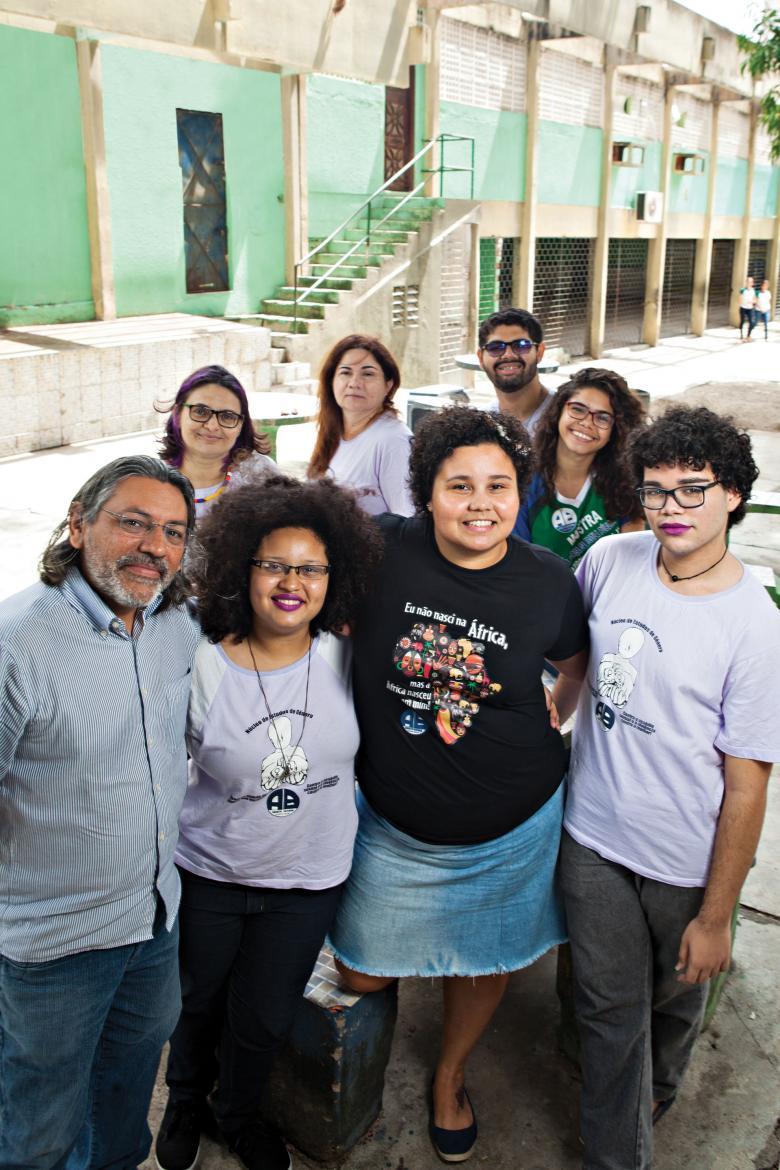Reportagem sobre PPP com equipe gestora abraçada
