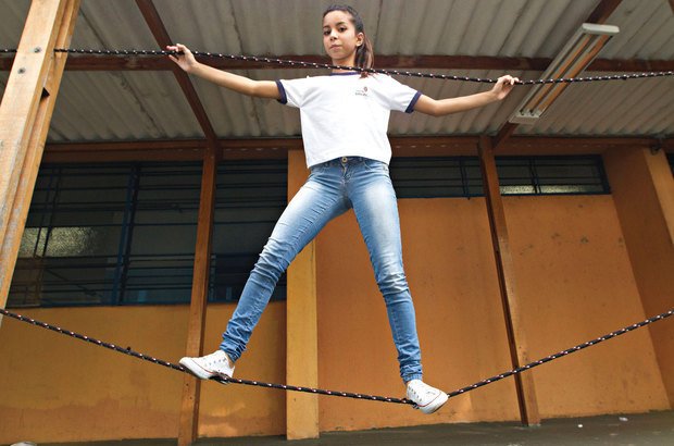 No arvorismo, a travessia na corda foi adaptada entre as colunas do pátio. Joyce Cury