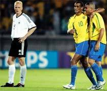 Ronaldo e Rivaldo comemoram o gol do pentacampeonato, em 2002. Foto: Bongarts/Getty Images
