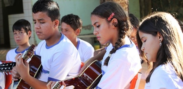 Música em grupo Quando Alessandro considerava que os alunos já tinham condições de tocar as músicas com autonomia, reunia a turma em grupos para que praticassem em conjunto. Os ensaios serviram como base para uma apresentação das músicas de Cartola para a comunidade. Foto: Marco Monteiro