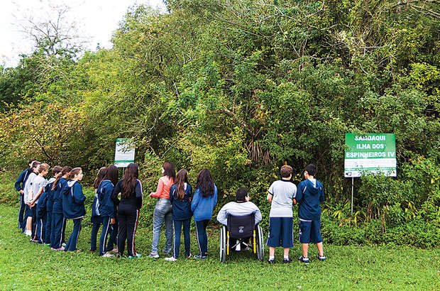 Uma visita de campo permitiu observar um sambaqui próximo à escola. Marcelo Almeida