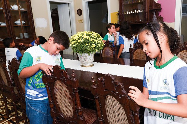 Móveis e objetos antigos da casa grande chamaram a atenção dos alunos. Leo Caldas