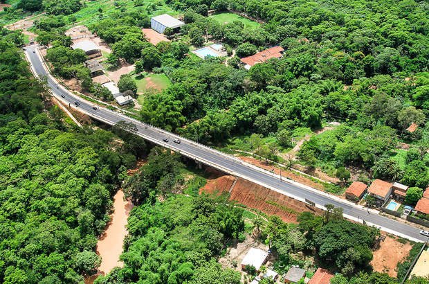 Pontes, viadutos e VLT Três obras de mobilidade urbana estão previstas em Cuiabá. As intervenções incluem a edificação da Ponte Eucaliptos e de viadutos. Também está programada a construção de vias de acesso à Arena Pantanal e do Veículo Leve sobre Trilhos (VLT).