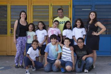 A repórter Karina em foto com a diretora, o professor e os alunos da EMEF Jardim Mitsutani I - Jornalista Paulo Patarra, em São Paulo