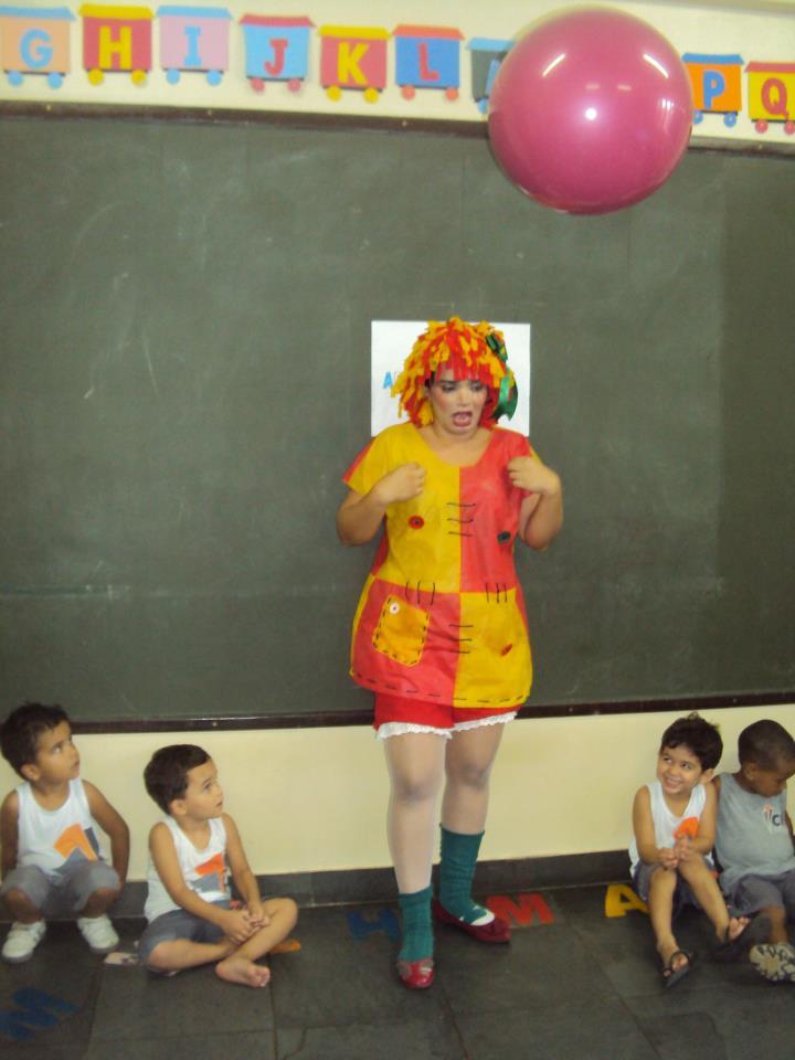 #orgulho de ser professor A professora Mariely Ribeiro contando histórias