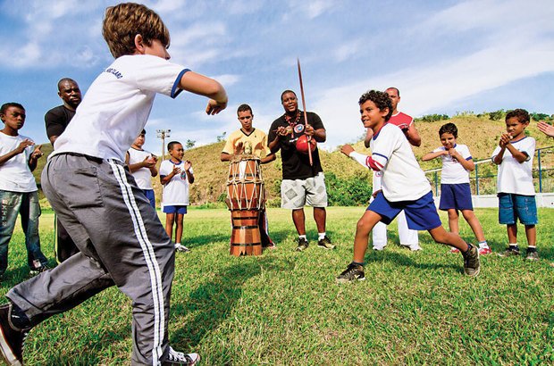 Lindinalvo Natividade <i>(no centro)</i> realizou rodas de capoeira na EM Aureliano Portugal. Fernando Frazão