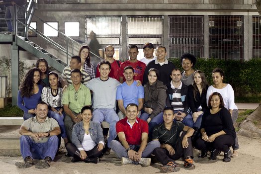 Professor e alunos Essa é a turma do segmento da EJA que corresponde ao 8º ano do Colégio Santa Cruz, na capital paulista. Com as aulas de Ciências do professor Felipe Bandoni de Oliveira eles ampliaram seus conhecimentos sobre a Lua.