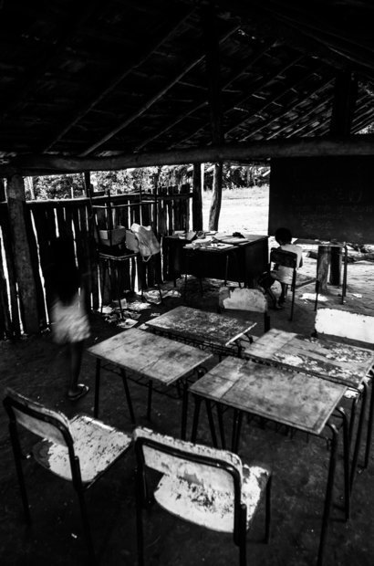 Escola improvisada Por causa da infraestrutura precária, as aulas sobre elementos da cultura guarani dependem das condições climáticas para acontecer. Nesse espaço, estudam 32 alunos. Apenas 15 deles estão matriculados também em escolas regulares na cidade, a que têm direito por lei. Foto: Marcelo Almeida