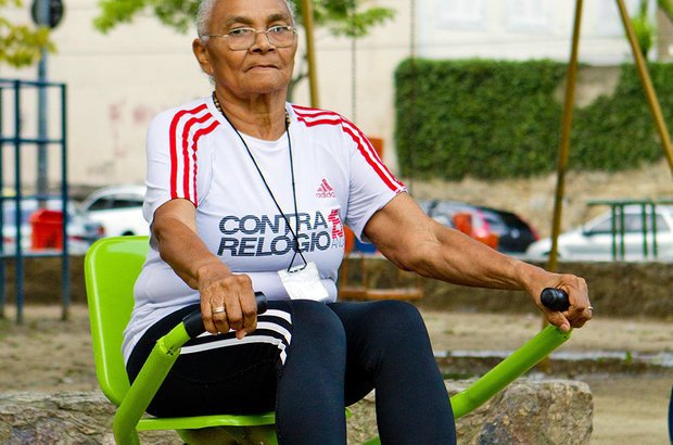 Remada Ao simular o movimento feito para remar - puxando as hastes do aparelho para trás -, a aluna Lindalva Pereira da Silva Figueiredo, 68 anos, fortaleceu a musculatura das costas e dos ombros. Fernando Frazão