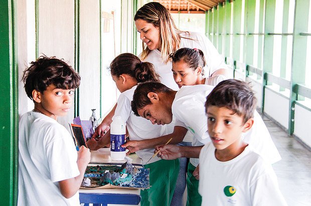 A professora Suzane orienta o 4º ano em uma atividade com maquetes de relevo. André Menezes