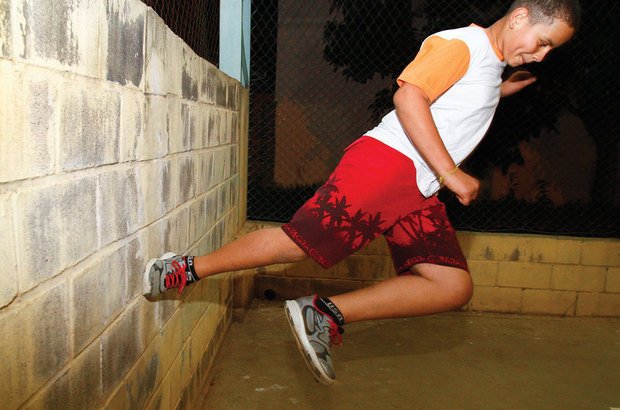 Tic tac: o aluno utiliza uma parede para impulsionar o corpo em outra direção. Joyce Cury