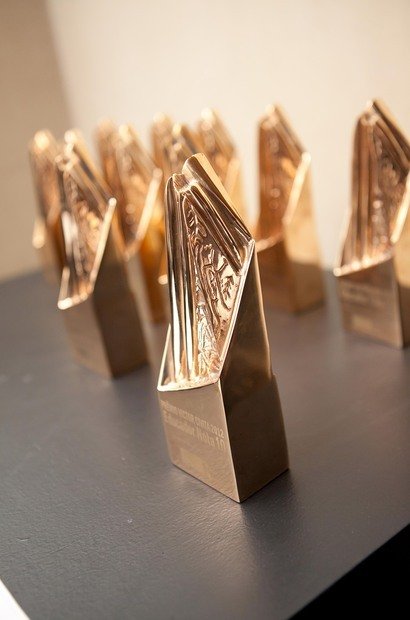 Troféus Cada um dos Educadores Nota 10 recebeu um troféu criado pela artista plástica Maria Bonomi