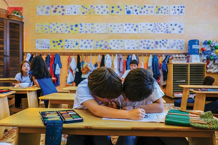 Nas fotos, detalhes do dia a dia da Escola Waldorf Rudolf Steiner, em São Paulo. Nela, correr, pular, brincar e fantasiar são prioridades para as crianças. Incentivam-se os trabalhos manuais, o contato com a natureza e o estímulo à criatividade. O uso da tecnologia só acontece a partir do Ensino Médio.