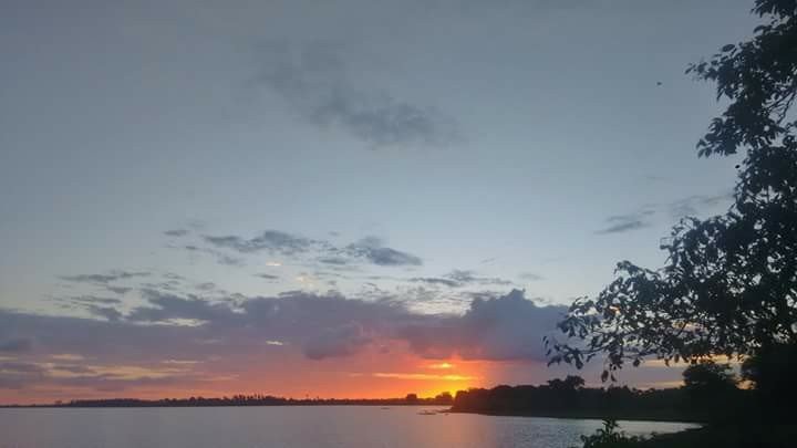 Por do sol no lago que banha Viana, no Maranhão