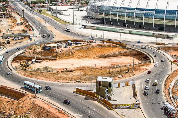Obras no entorno Fortaleza planejou seis obras de mobilidade urbana, entre elas duas estações de metrô e vias expressas. Nas redondezas do Castelão, foram construídos estacionamentos para ônibus, novas avenidas e rotatórias para desobstruir o trânsito do local durante as partidas da Copa.