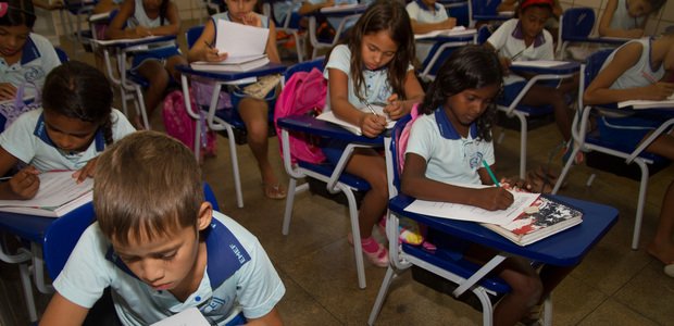 Uma radiografia do que a turma sabe Na EMF Professor Raimundinho, em Marabá-PA, Luciane Ribeiro propôs algumas situações problemas para levantar o que seus alunos do 4º ano sabiam. O resultado foi que a maior parte deles tinha dificuldades com operações matemáticas básicas, alguns sequer relacionavam os números à quantidade correspondente. Foto: Janduari Simões