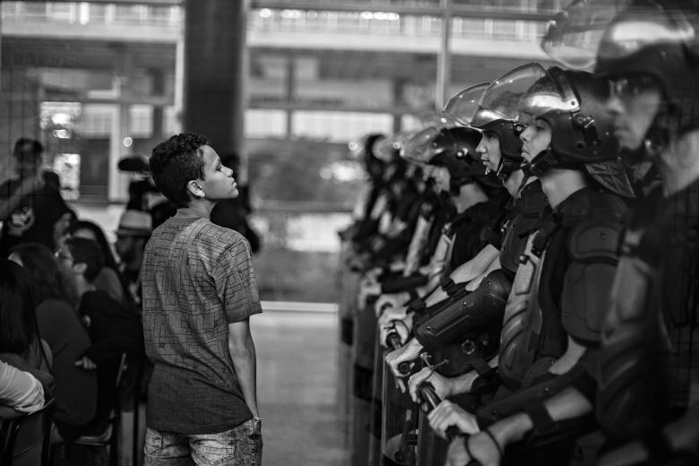 Estudante encara a polícia durante manifestação no Centro Paula Souza