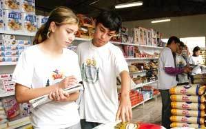 De olho nas ofertas: os estudantes do colégio D. Pedro I, em Pitanga (PR), pesquisaram o preço de 41 itens em vários mercados imposto varia conforme o produto. Foto: Ivan Amorin