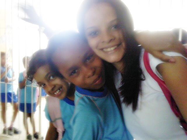 #orgulho de ser professor A professora Thaciane Rollemberg e duas alunas