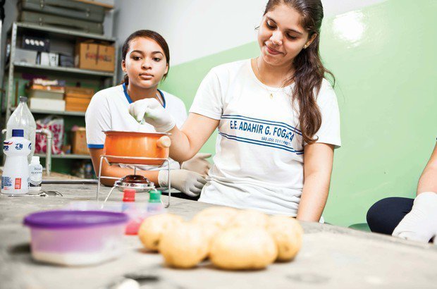 Os alunos viram que é possível produzir o material até com coisas que comemos. Erick Mem