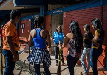 Maria do Carmo Ribeiro m Gestora do CEM Castro Alves, de Palmas, conversa com alunos