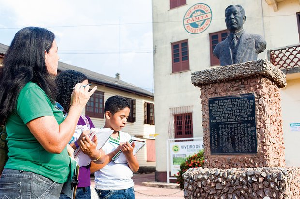 Diante do busto de Hatiro Fukuhara, os alunos fizeram registros do que observaram. Rafael Araújo