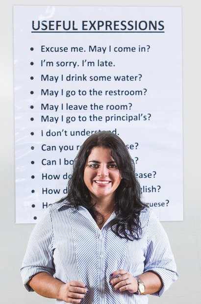 Karoline Ferreira elaborou uma lista de frases básicas para a turma usar como apoio. Lusco