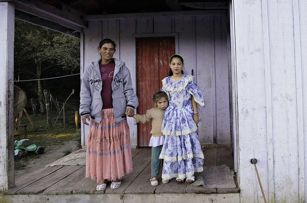 O grupo de ciganos comprou um terreno e se estabeleceu em casas de madeira. Marcelo Almeida