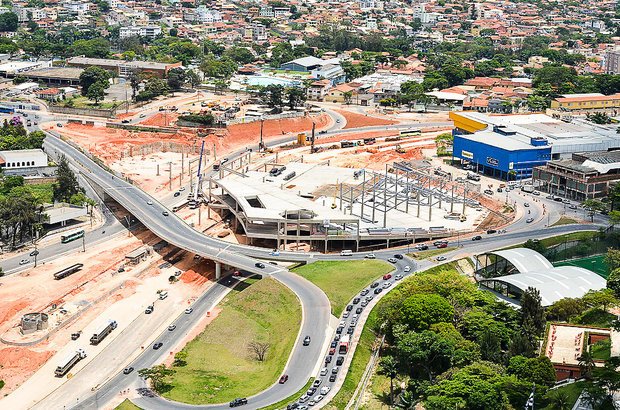 Transporte rápido Belo Horizonte. O Bus Rapid Transit (BRT), modelo de transporte com faixas de circulação exclusiva, estações e ônibus, é uma das sete obras de mobilidade urbana em andamento na cidade. O projeto ainda inclui duas novas avenidas e uma central de monitoramento de trânsito.