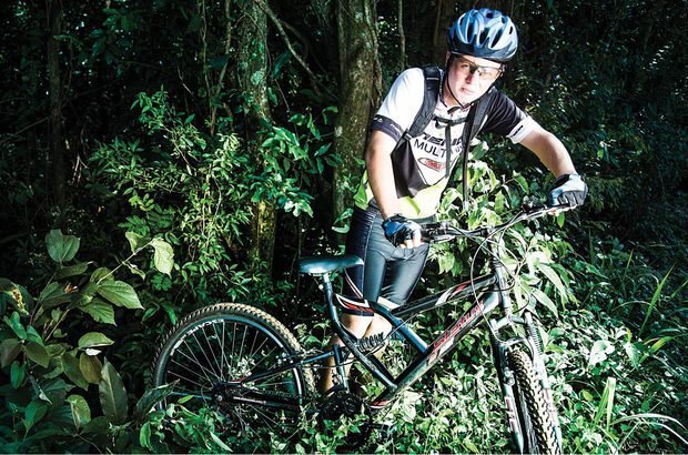 Os equipamentos de segurança não foram dispensados ao andar nos caminhos de terra. Eron Zeni