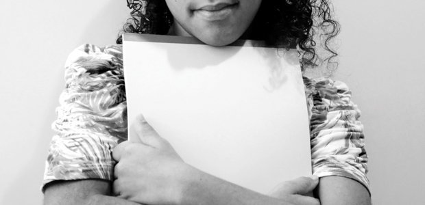 Fora da escola desde 2013, Luana* quer aprender a escrever, como as outras crianças. Foto: Sérgio Ruiz