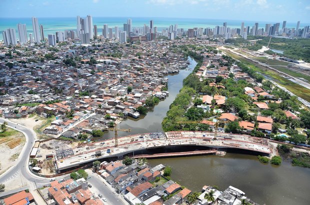 Mais pontes e avenidas A Via Mangue é um dos projetos de mobilidade da capital pernambucana. Será a primeira avenida expressa da cidade e terá faixas para veículos, calçadas para pedestres e ciclovia. A obra engloba a construção de elevados, pontes e o alargamento de ruas. Foto: Rafael Bandeira